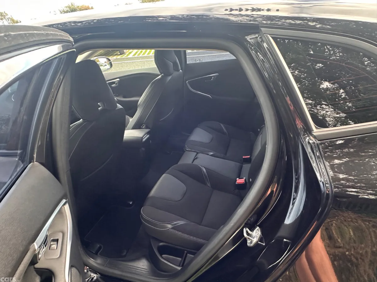 Volvo V40 Hatchback, Diesel, 2018, Black