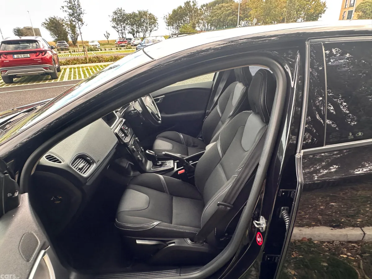 Volvo V40 Hatchback, Diesel, 2018, Black