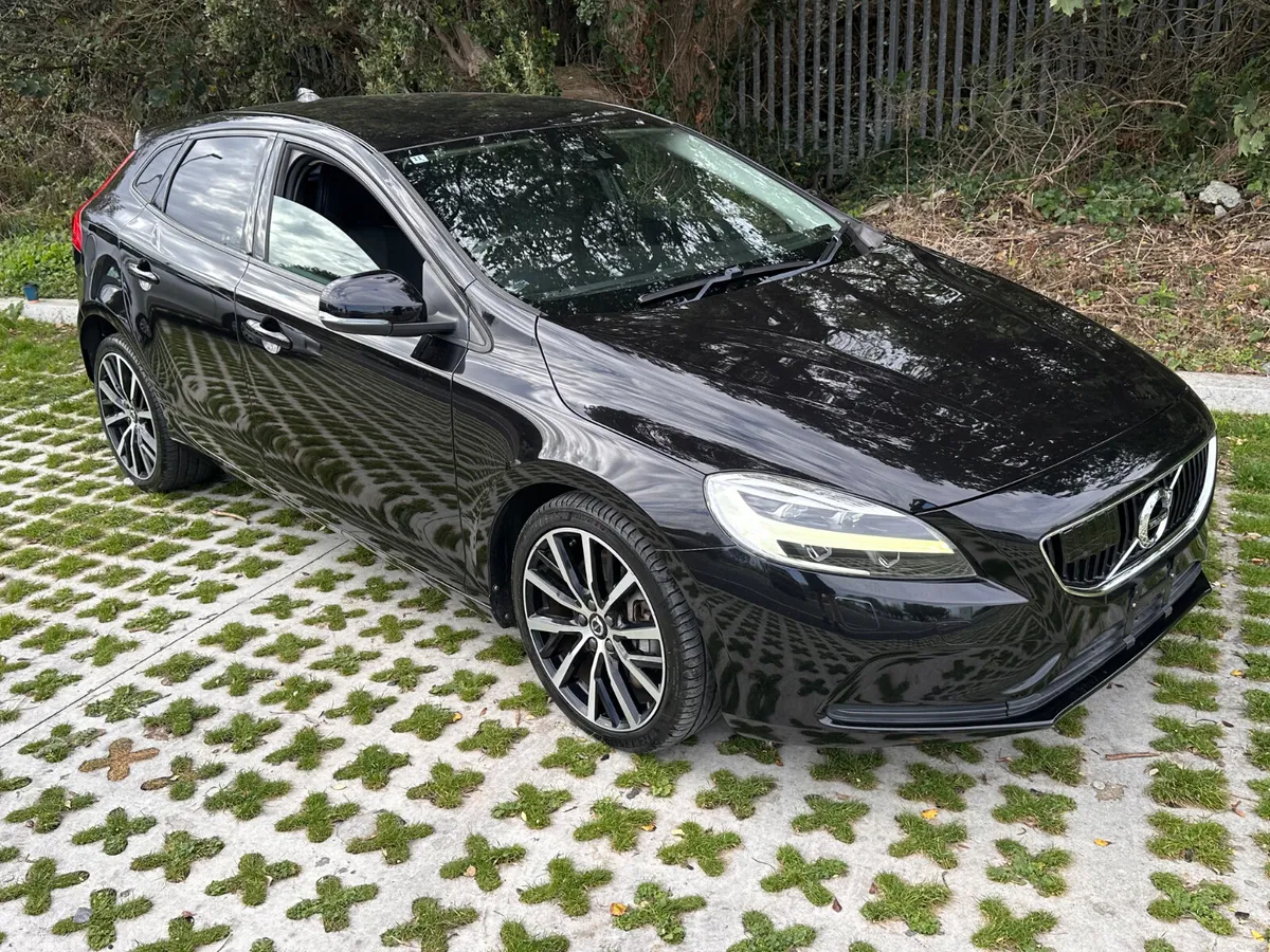 Volvo V40 Hatchback, Diesel, 2018, Black