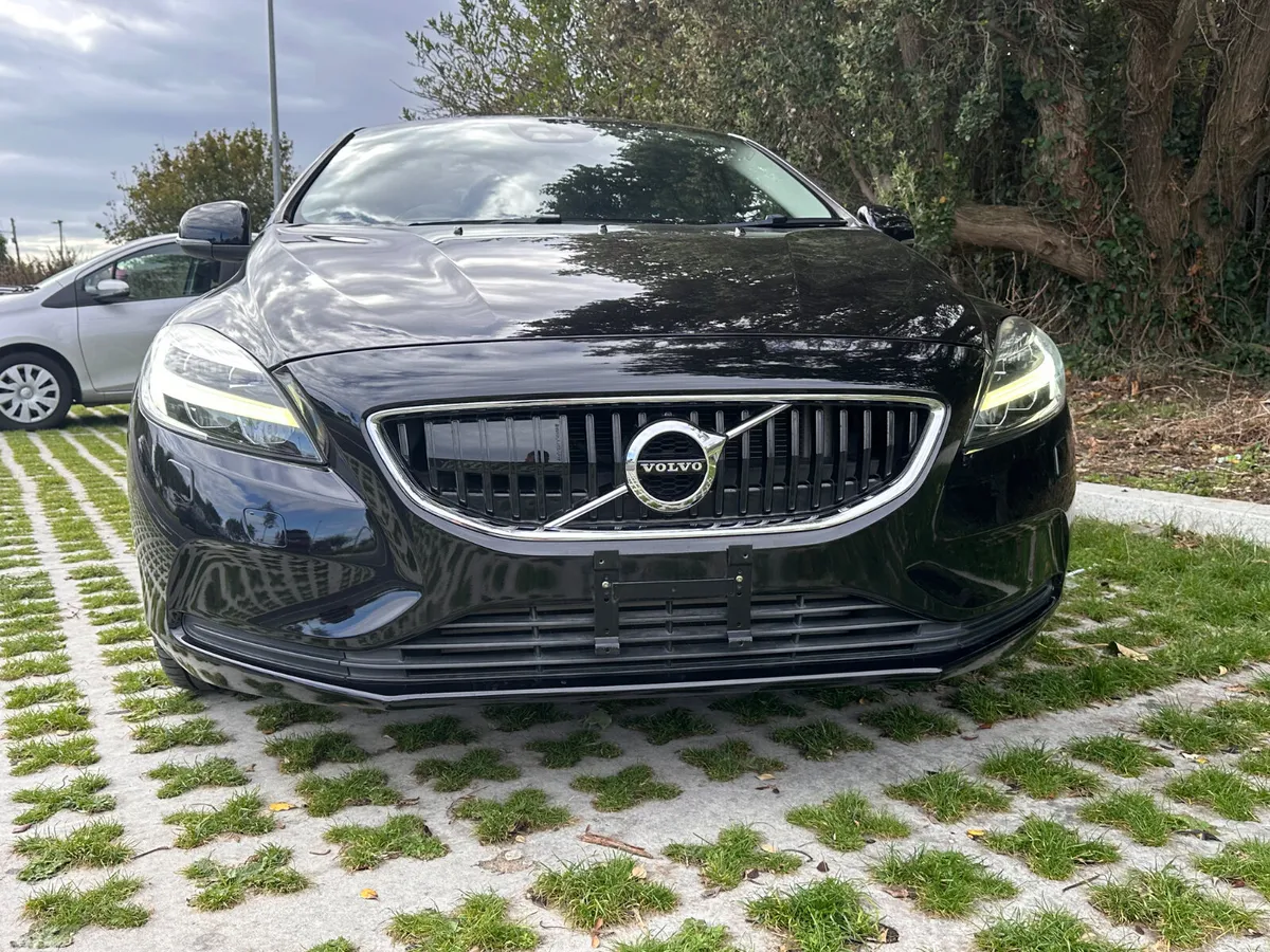 Volvo V40 Hatchback, Diesel, 2018, Black