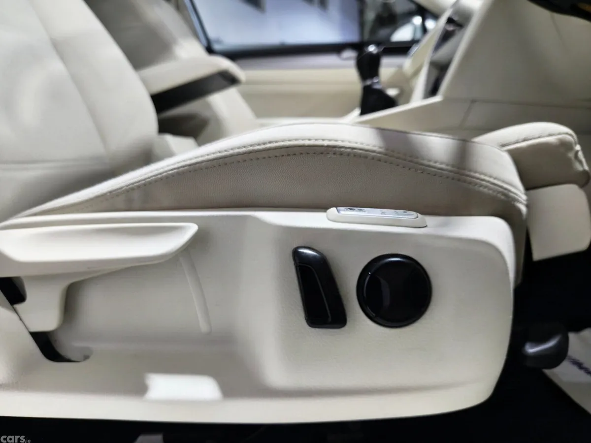 Volkswagen Passat Saloon, Diesel, 2019, Grey