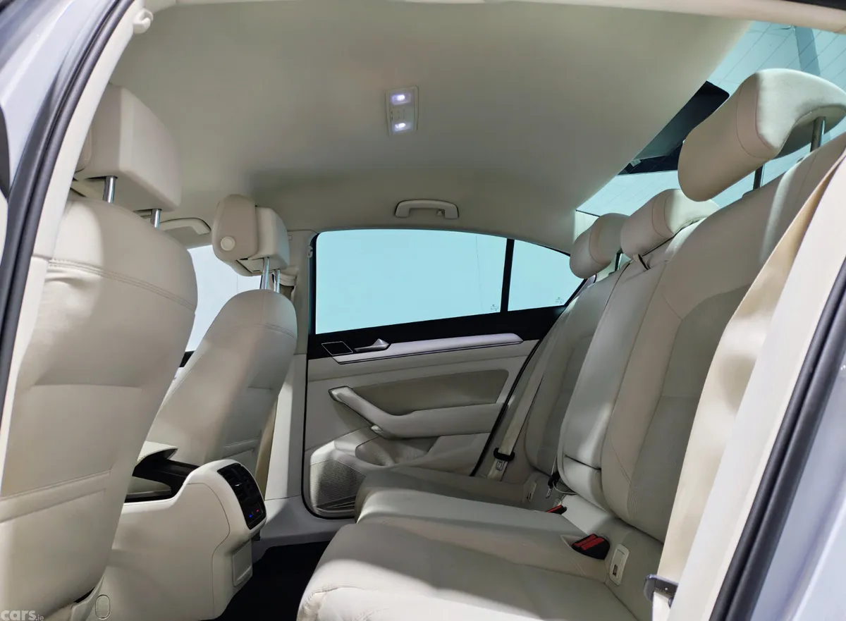 Volkswagen Passat Saloon, Diesel, 2019, Grey