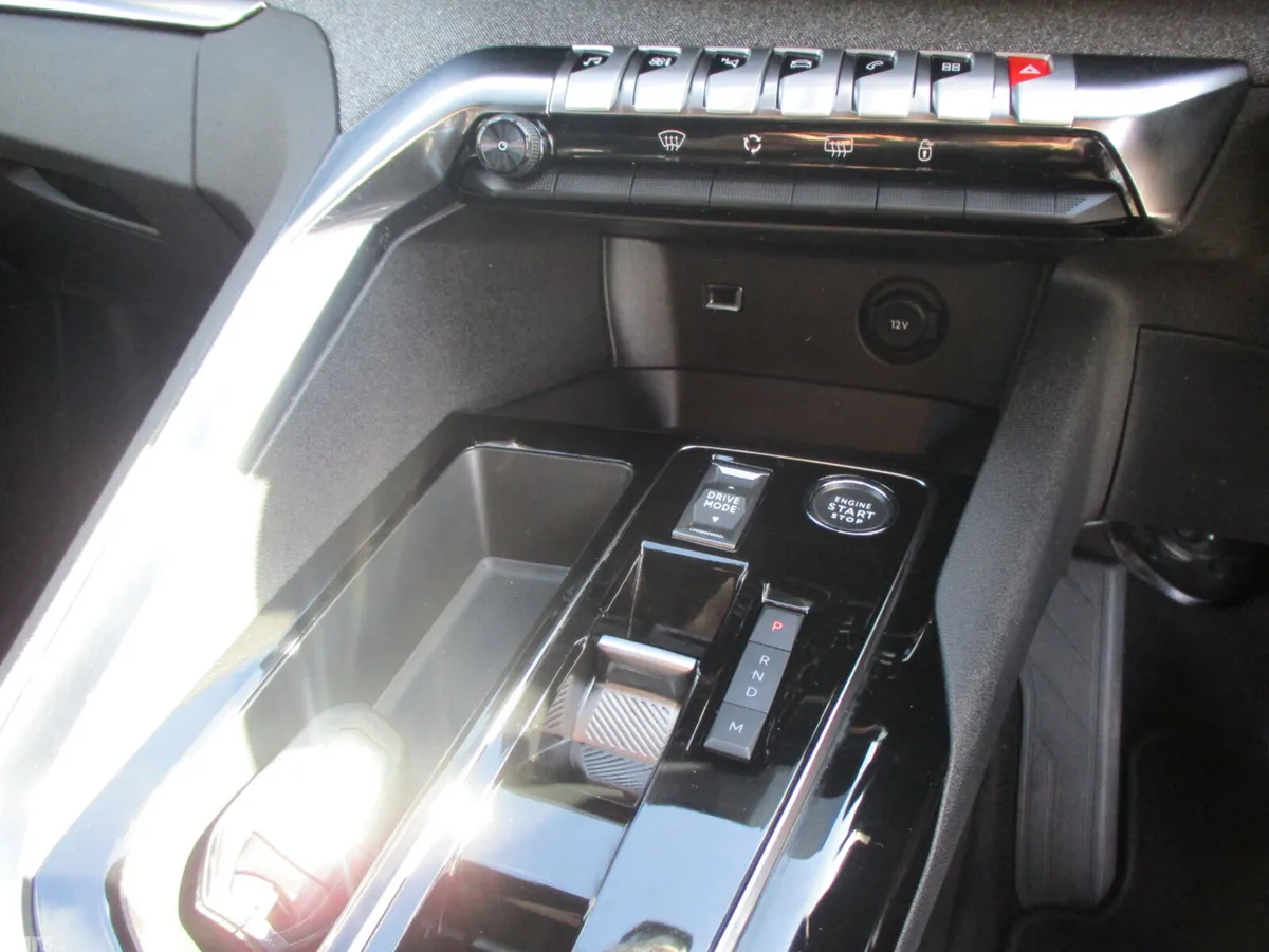 Peugeot 5008 MPV, Diesel, 2023, White