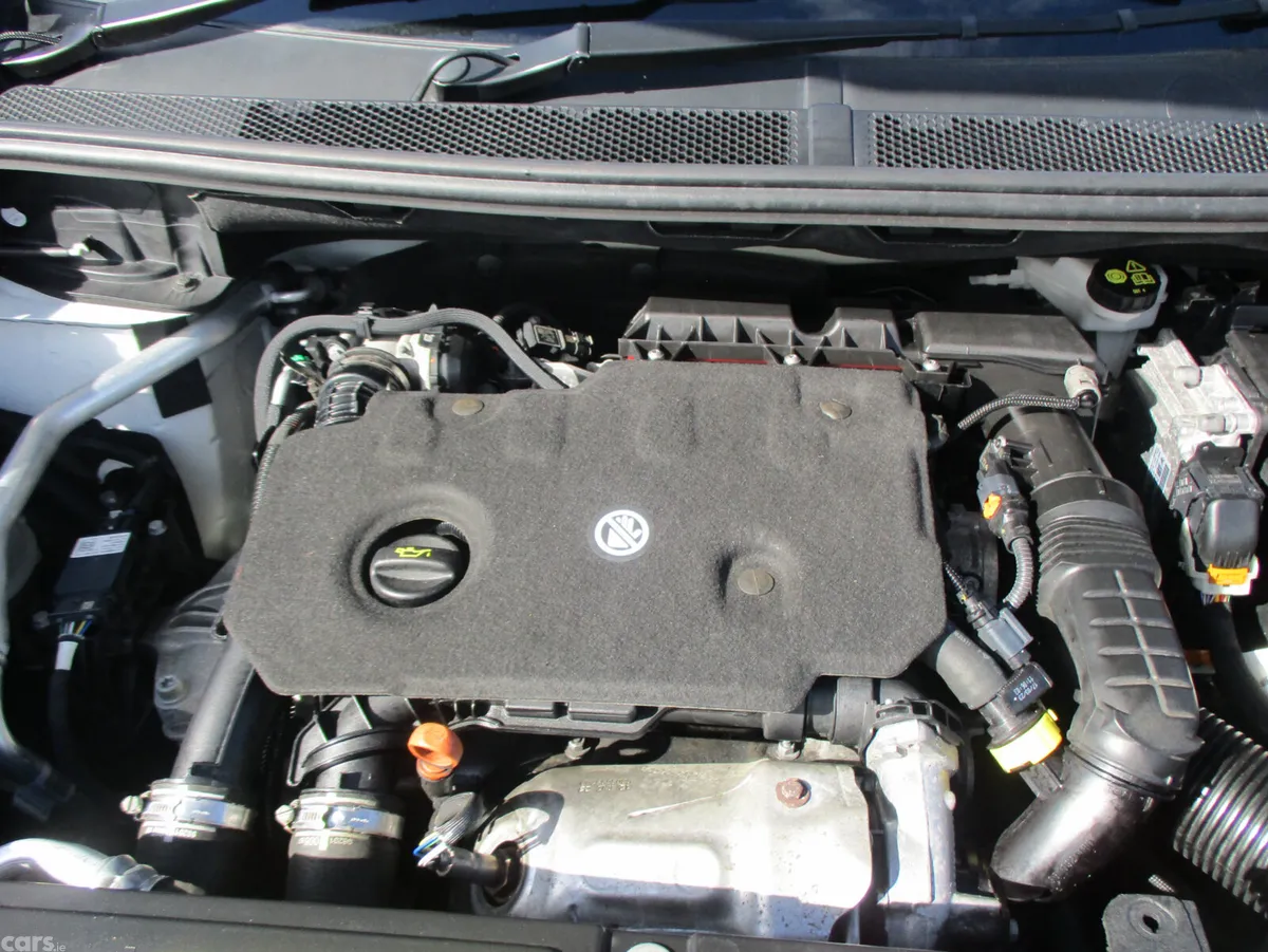 Peugeot 5008 MPV, Diesel, 2023, White