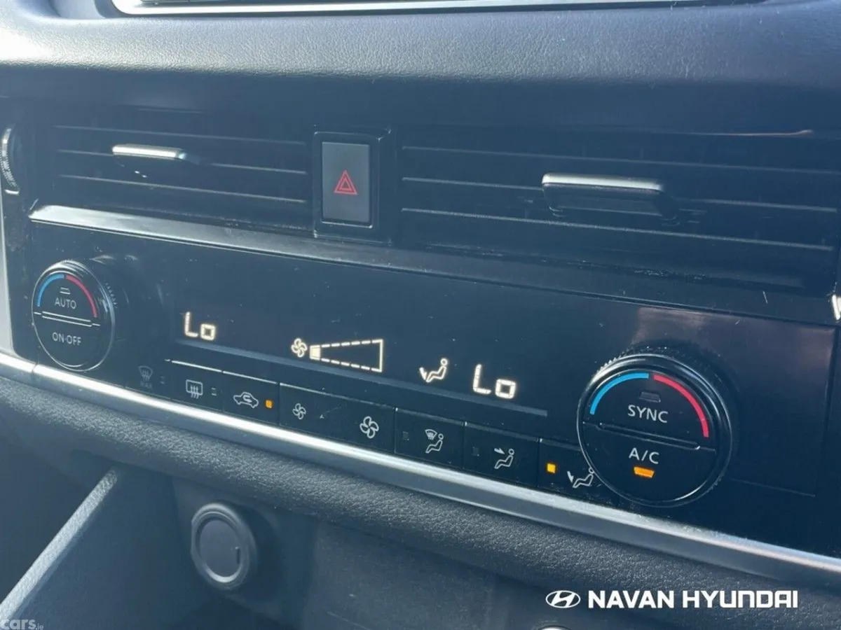Nissan Qashqai MPV, Petrol Hybrid, 2023, Red