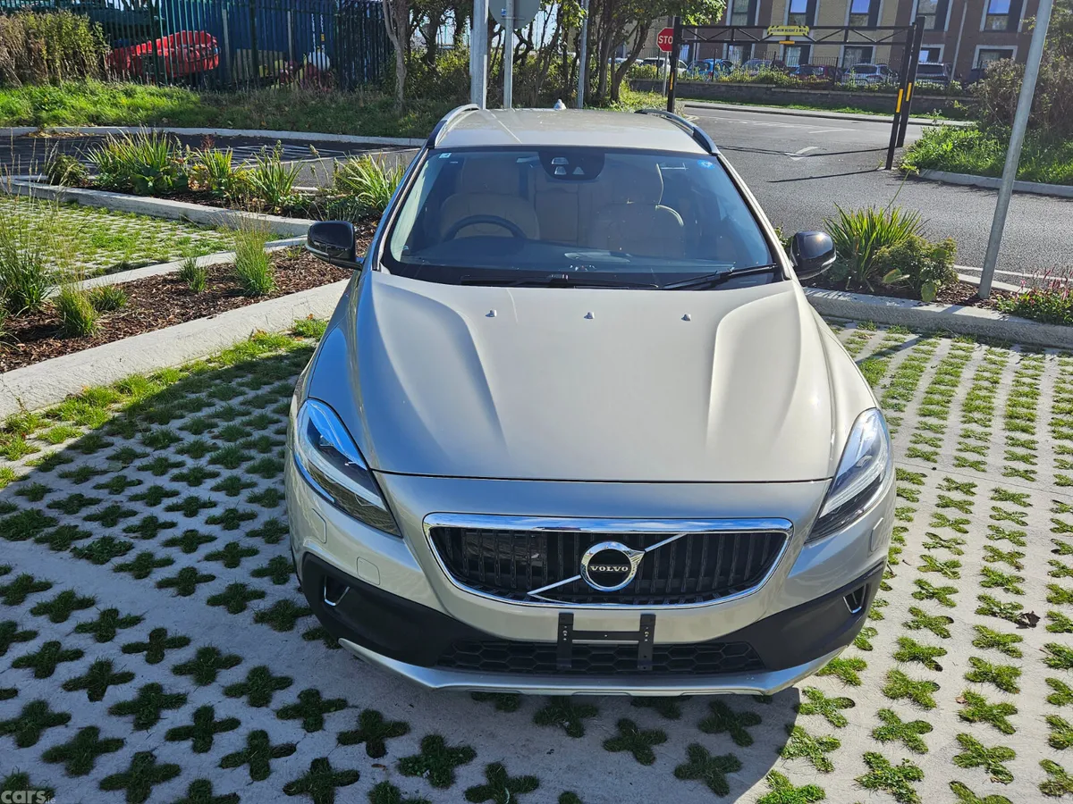 Volvo V40 Hatchback, Diesel, 2017, Gold