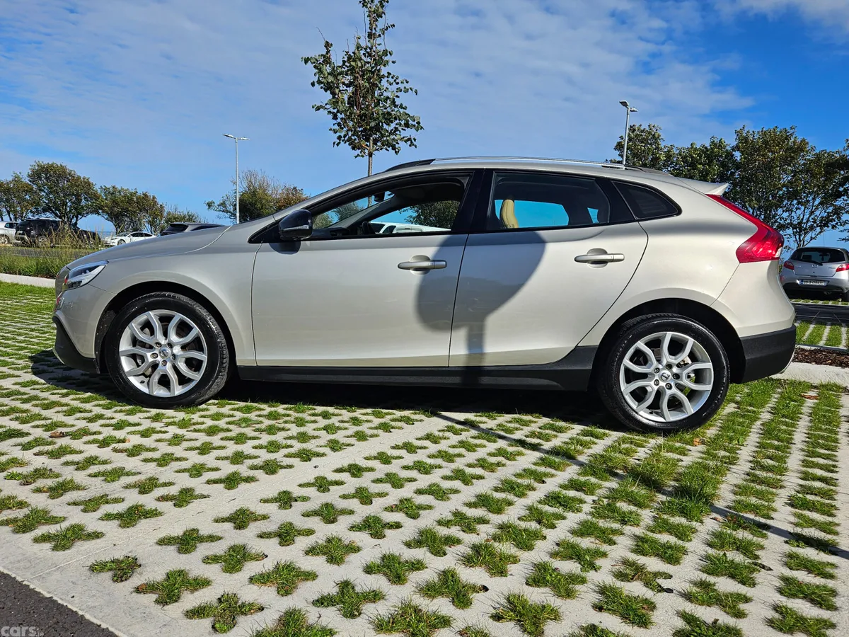 Volvo V40 Hatchback, Diesel, 2017, Gold