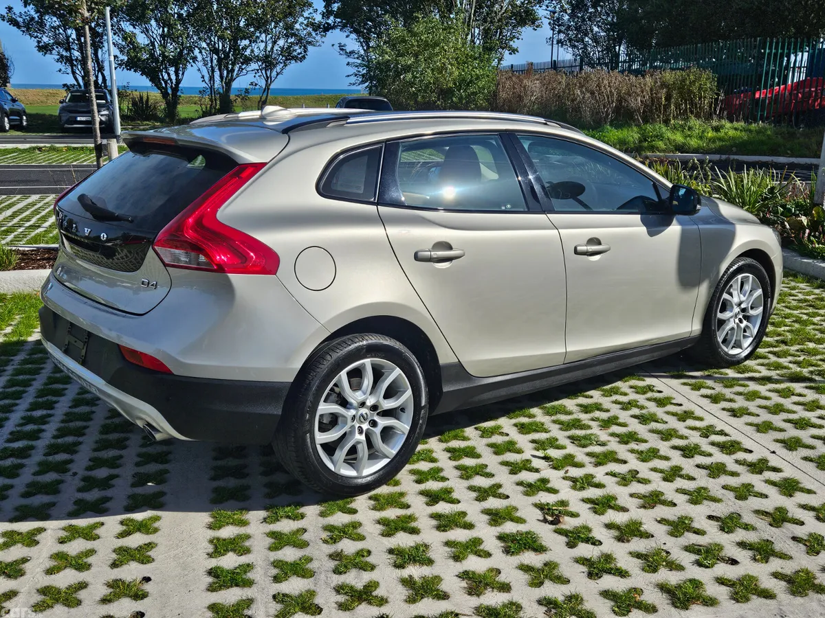 Volvo V40 Hatchback, Diesel, 2017, Gold