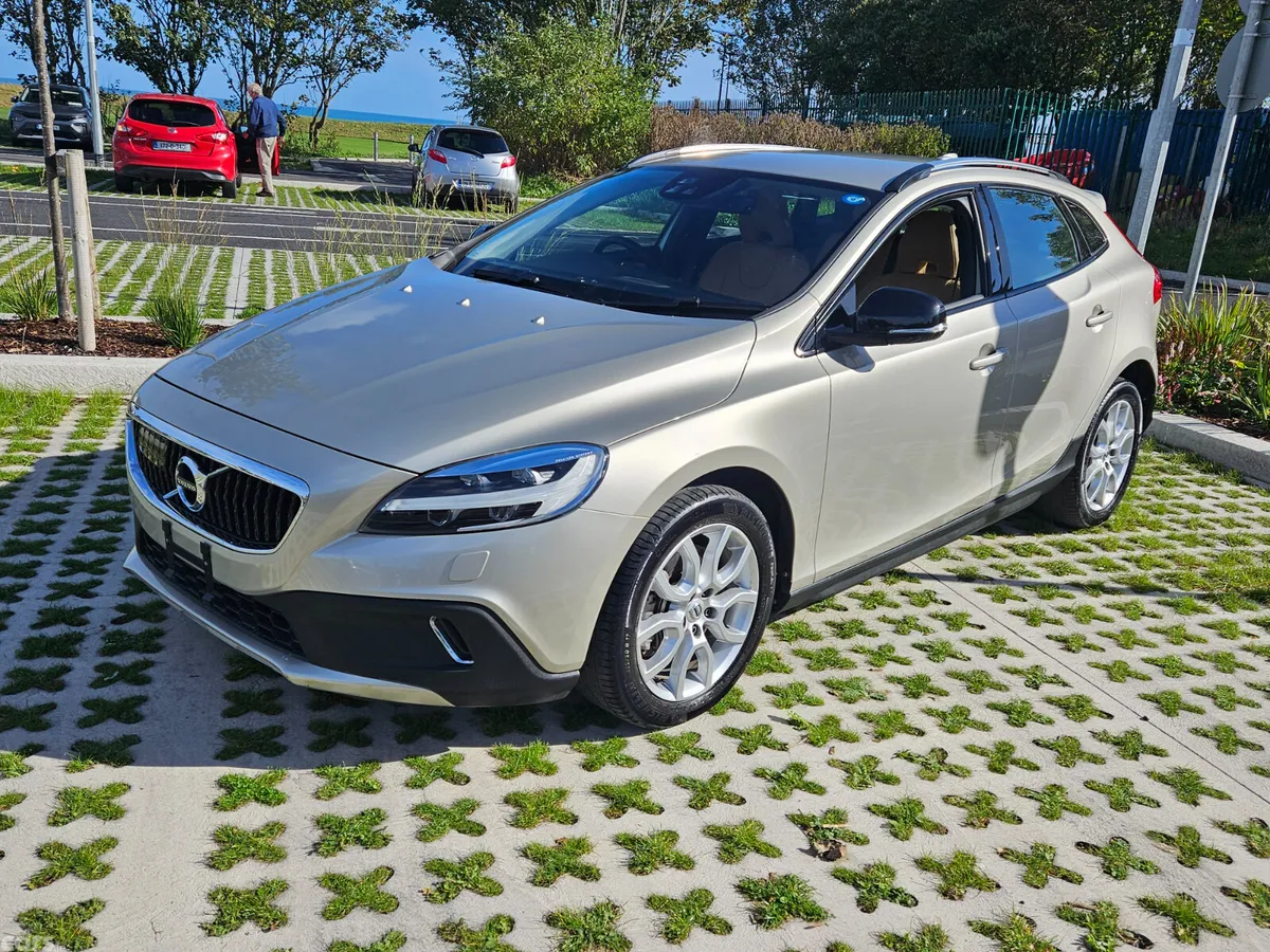 Volvo V40 Hatchback, Diesel, 2017, Gold
