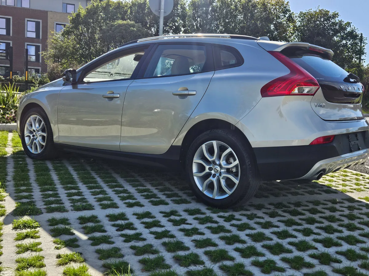 Volvo V40 Hatchback, Diesel, 2017, Gold