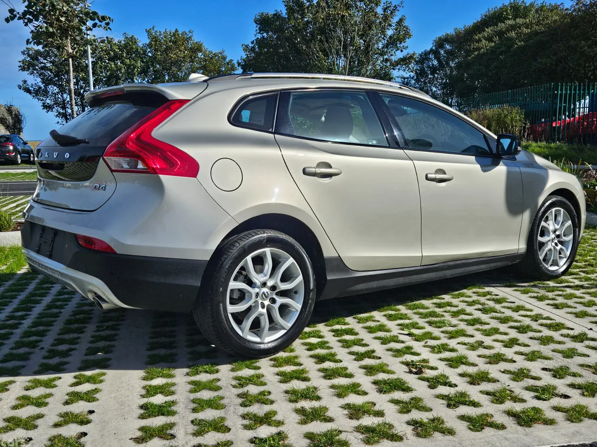 Volvo V40 Hatchback, Diesel, 2017, Gold