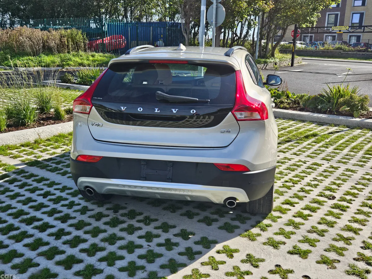Volvo V40 Hatchback, Diesel, 2017, Gold