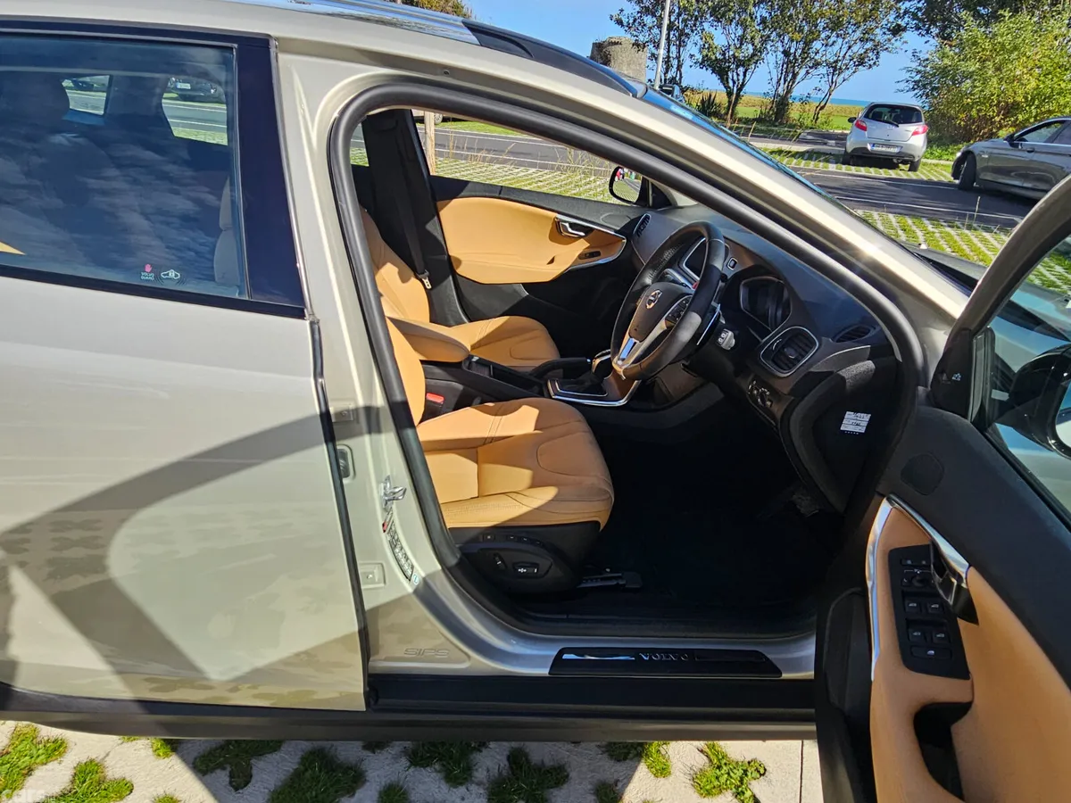 Volvo V40 Hatchback, Diesel, 2017, Gold