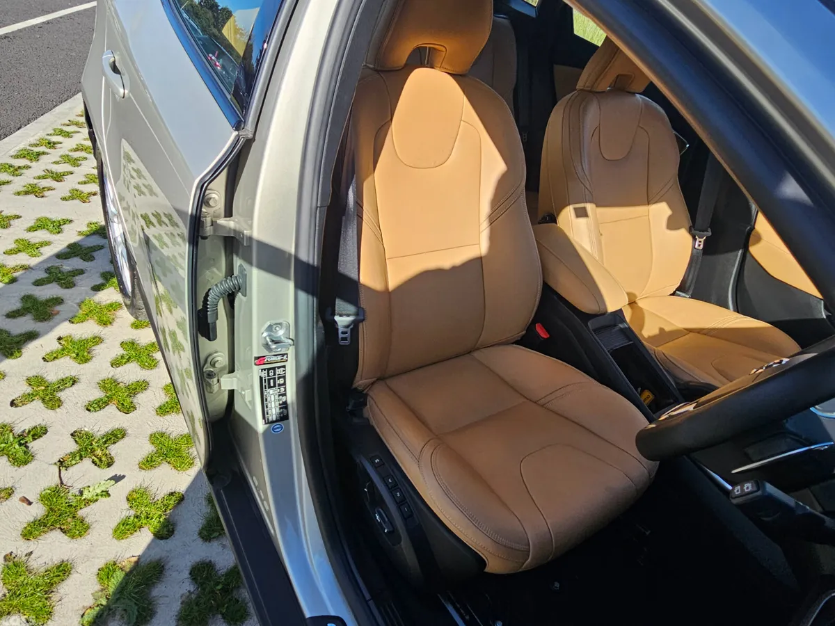 Volvo V40 Hatchback, Diesel, 2017, Gold