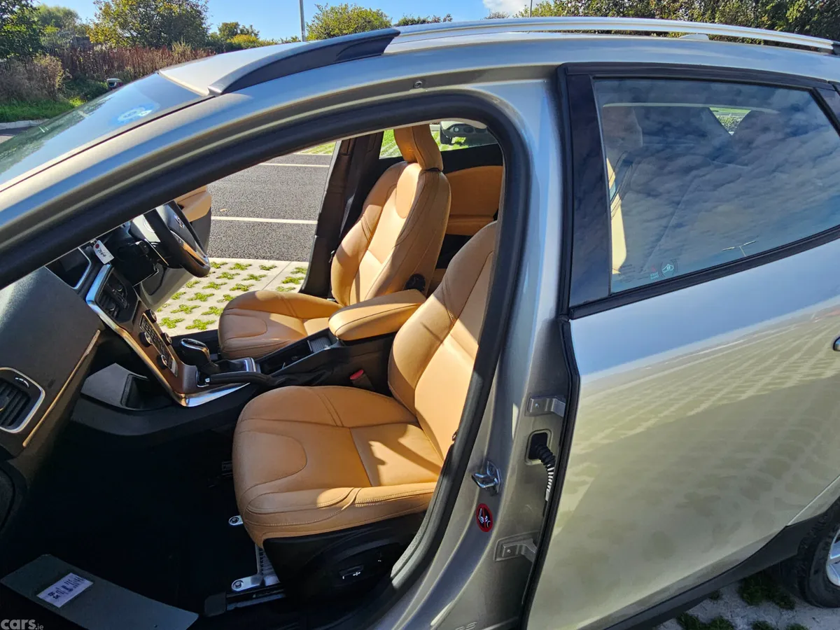 Volvo V40 Hatchback, Diesel, 2017, Gold