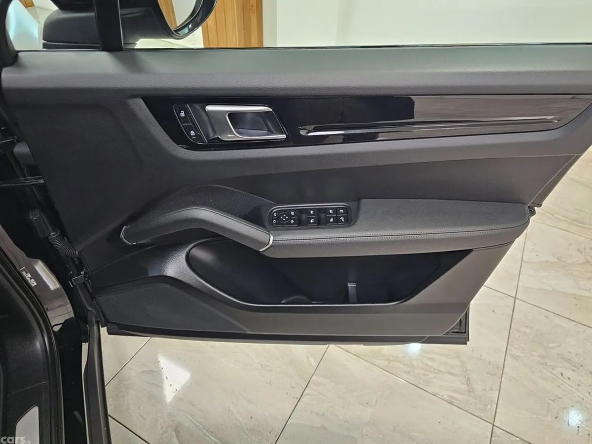 Porsche Cayenne Estate, Petrol Plug-in Hybrid, 2023, Black