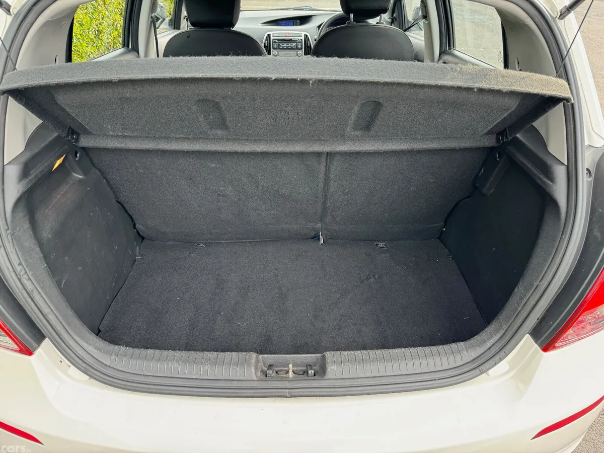 Hyundai i20 Hatchback, Petrol, 2014, White
