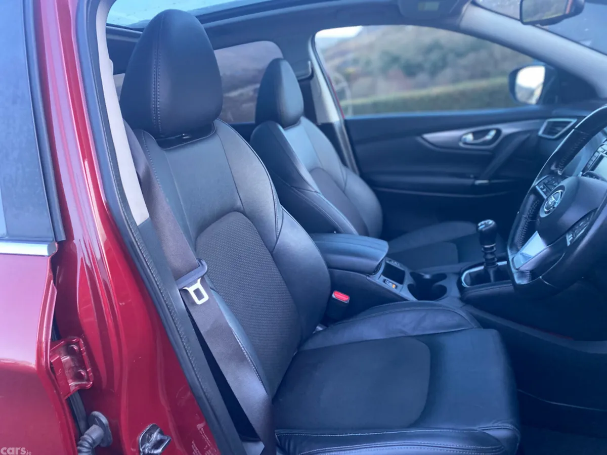 Nissan Qashqai SUV, Diesel, 2019, Red