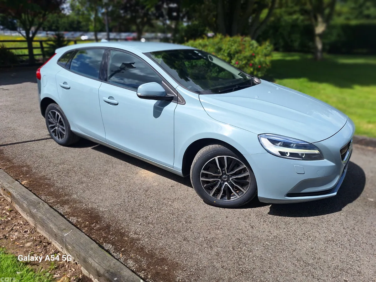 Volvo V40 Hatchback, Petrol, 2019, Blue
