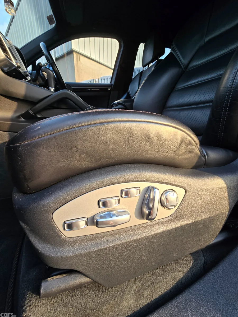 Porsche Cayenne SUV, Petrol Plug-in Hybrid, 2016, Black