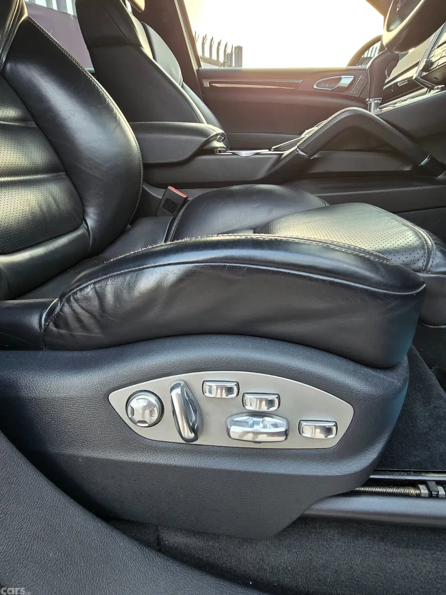 Porsche Cayenne SUV, Petrol Plug-in Hybrid, 2016, Black