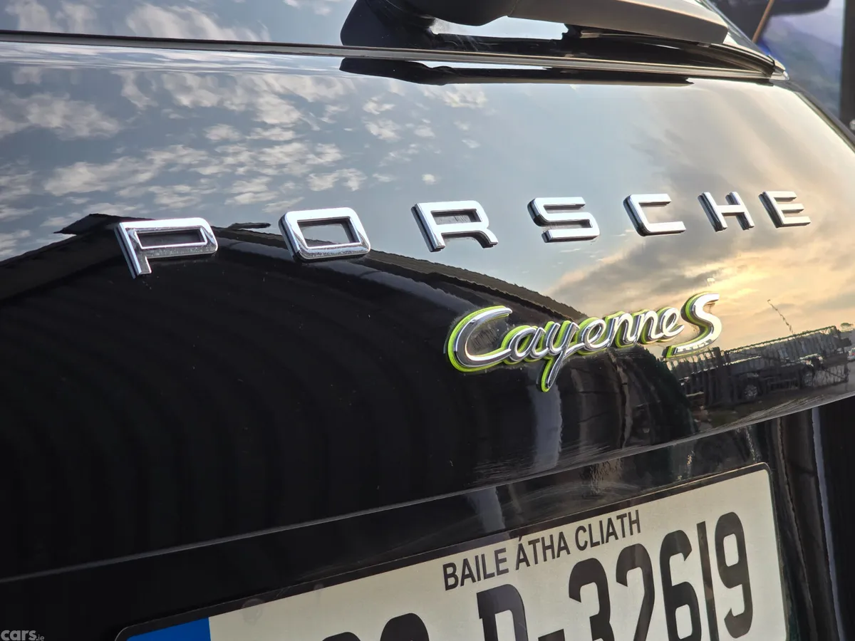 Porsche Cayenne SUV, Petrol Plug-in Hybrid, 2016, Black