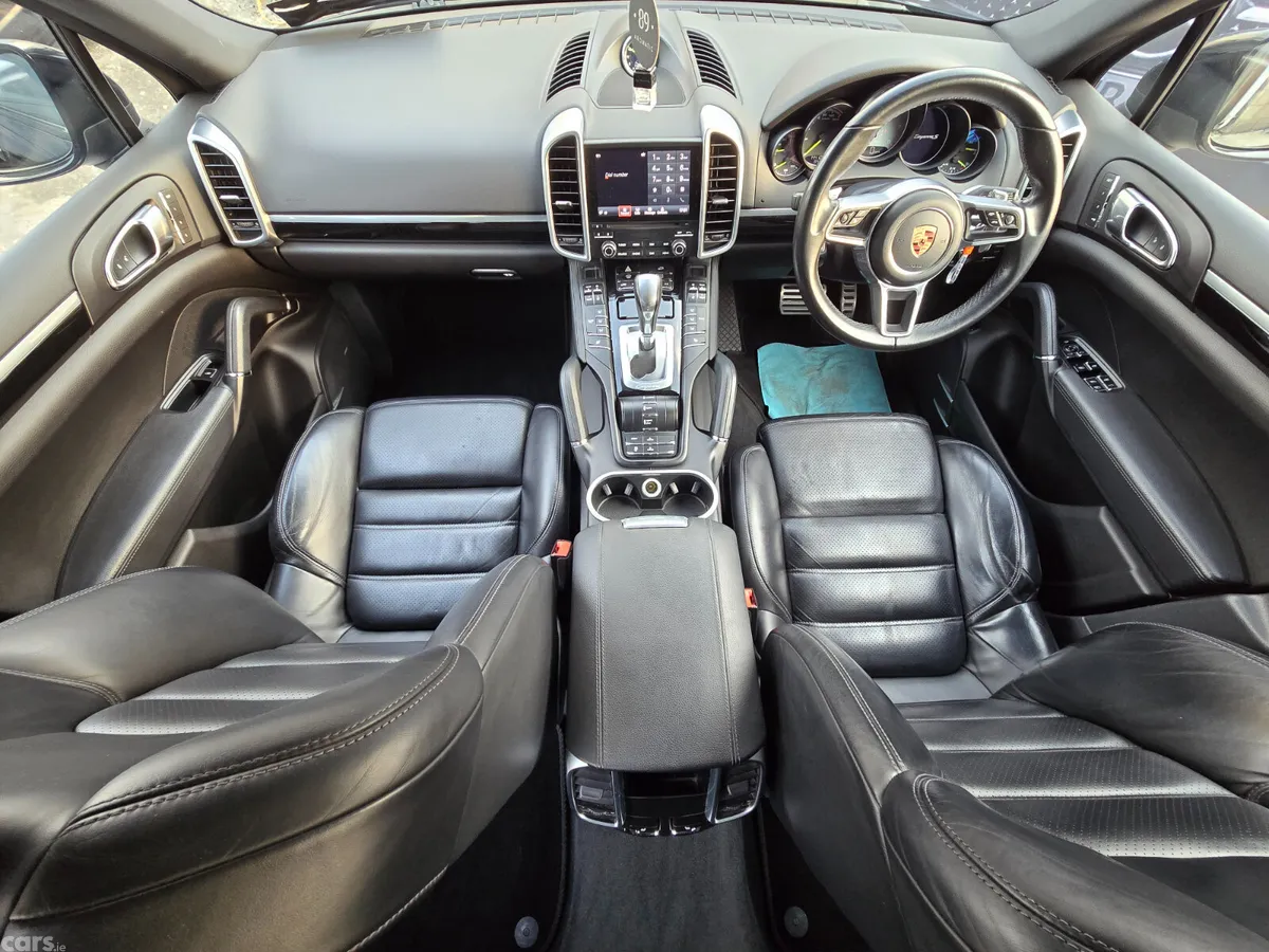 Porsche Cayenne SUV, Petrol Plug-in Hybrid, 2016, Black