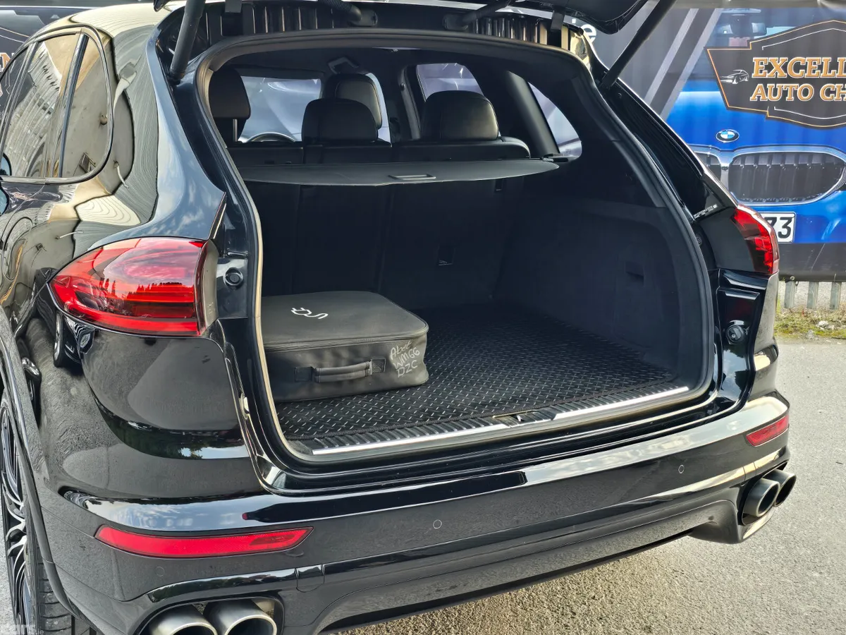 Porsche Cayenne SUV, Petrol Plug-in Hybrid, 2016, Black