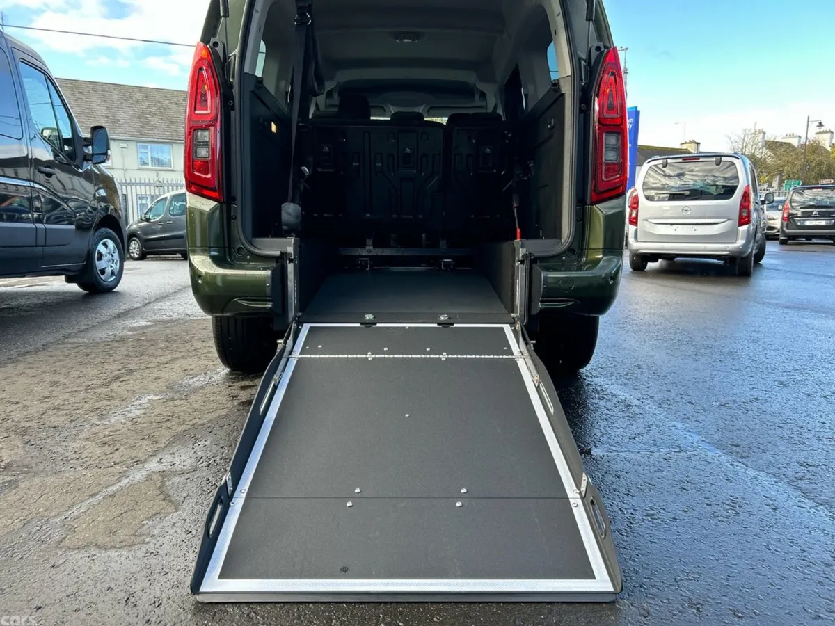 Opel Combo Wheelchair Accessible, Diesel, 2025, Green