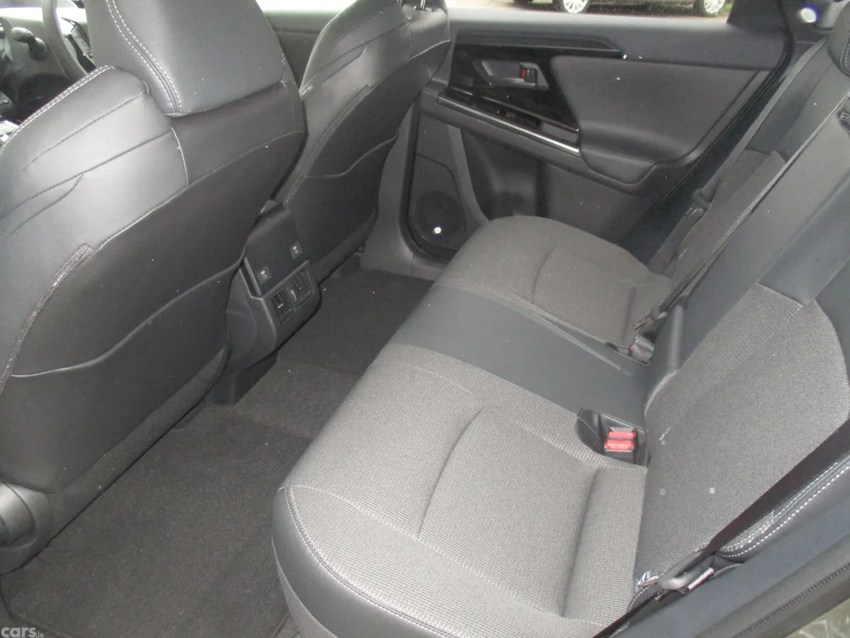 Toyota bZ4X Estate/Jeep, Electric, 2026, Grey