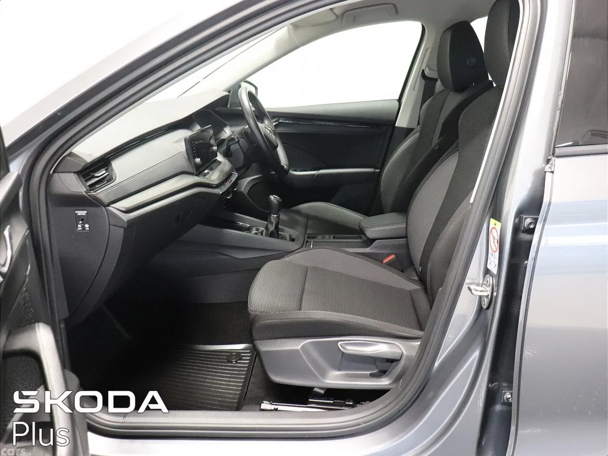 Skoda Octavia Saloon, Petrol, 2023, Grey