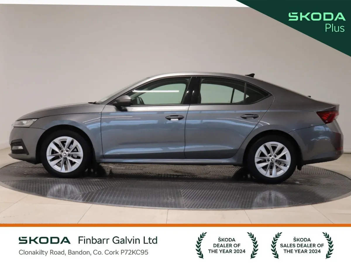 Skoda Octavia Saloon, Petrol, 2023, Grey