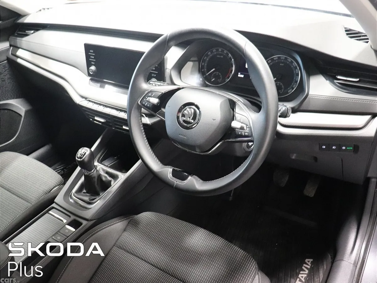 Skoda Octavia Saloon, Petrol, 2023, Grey