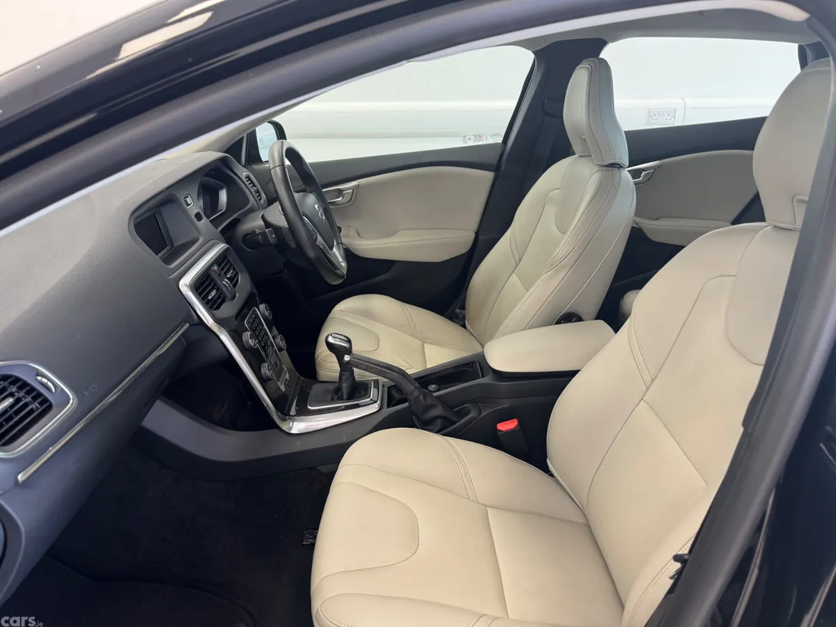 Volvo V40 Hatchback, Diesel, 2017, Black