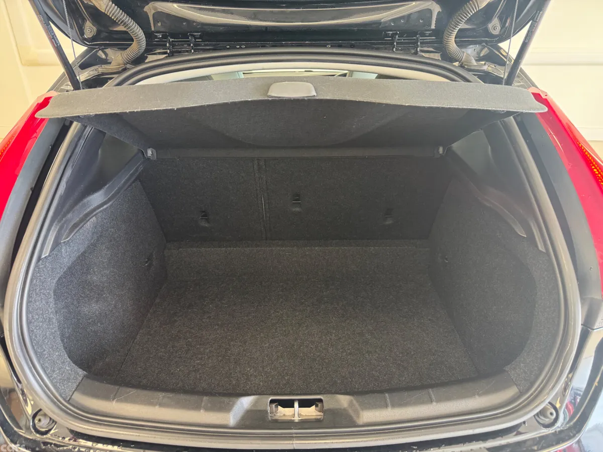 Volvo V40 Hatchback, Diesel, 2017, Black