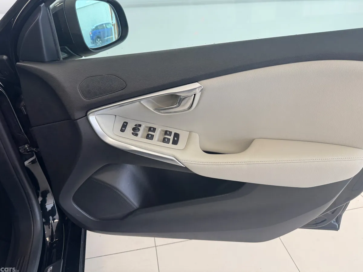 Volvo V40 Hatchback, Diesel, 2017, Black