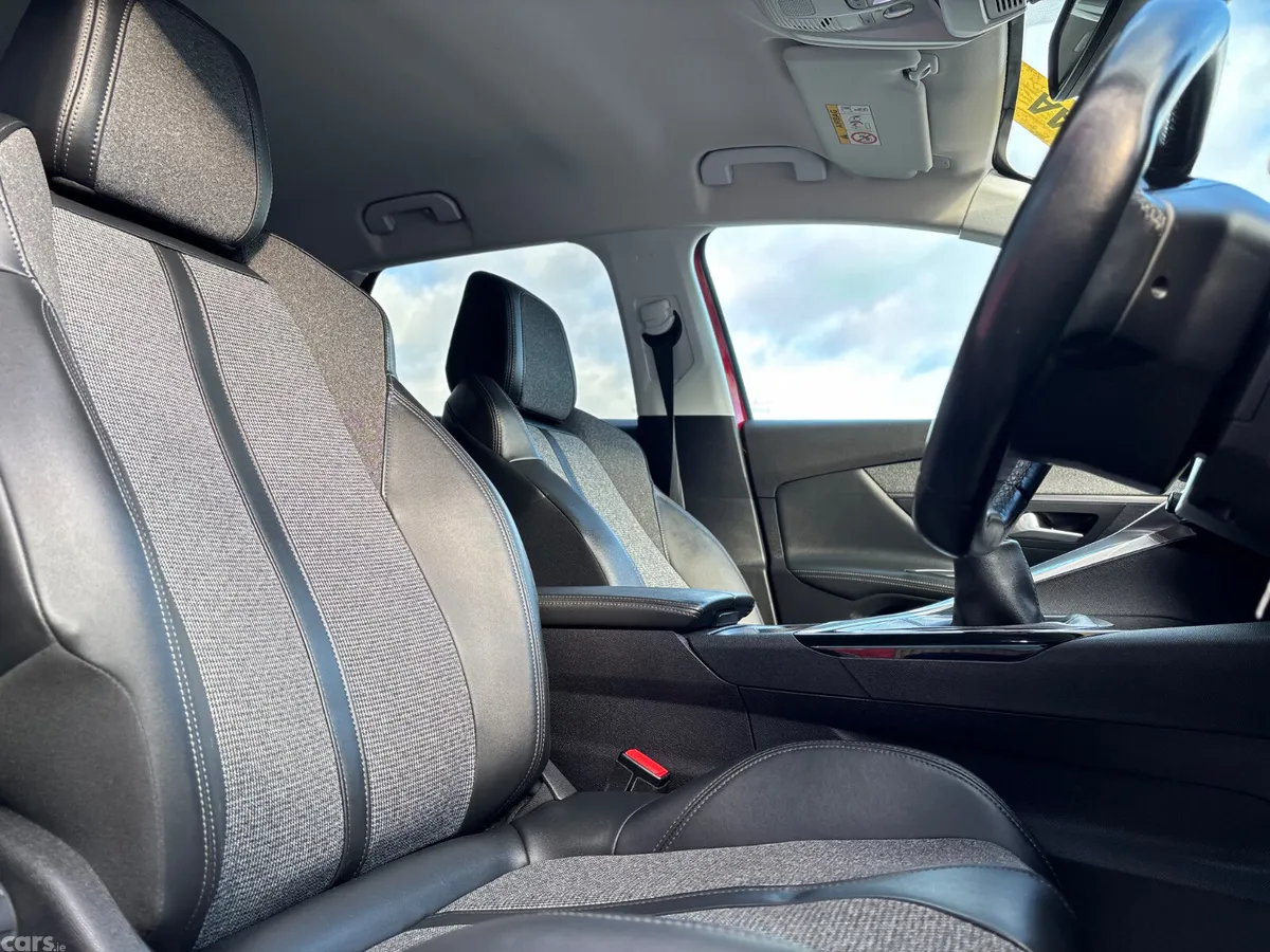 Peugeot 3008 MPV, Petrol, 2019, Red