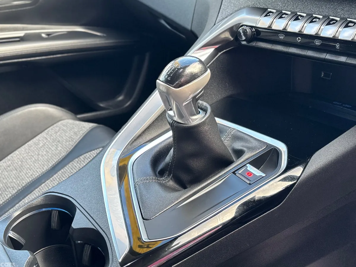 Peugeot 3008 MPV, Petrol, 2019, Red