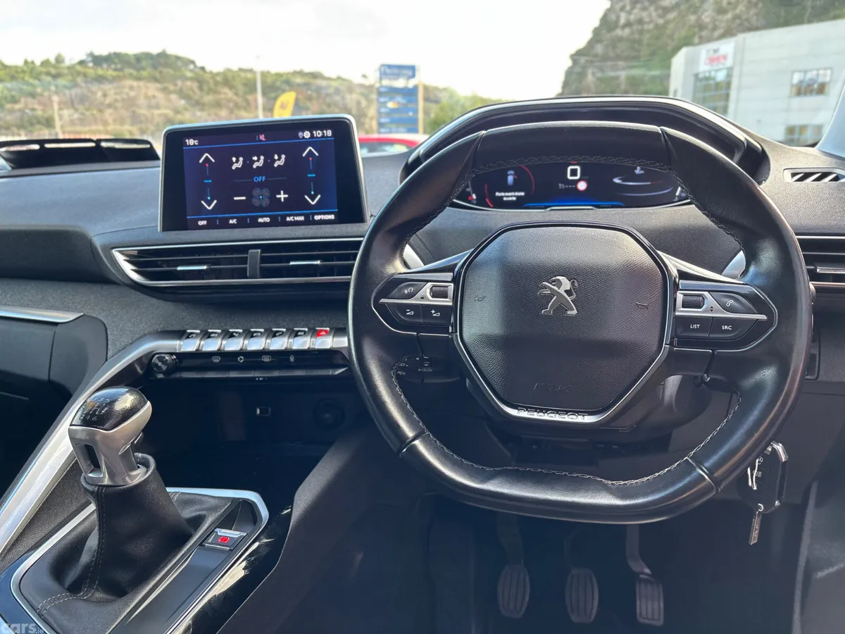 Peugeot 3008 MPV, Petrol, 2019, Red