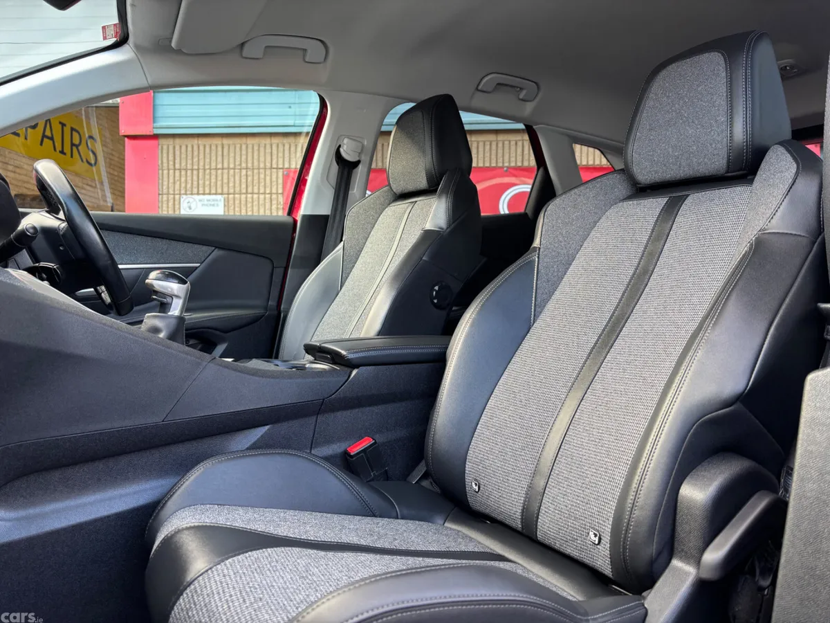 Peugeot 3008 MPV, Petrol, 2019, Red