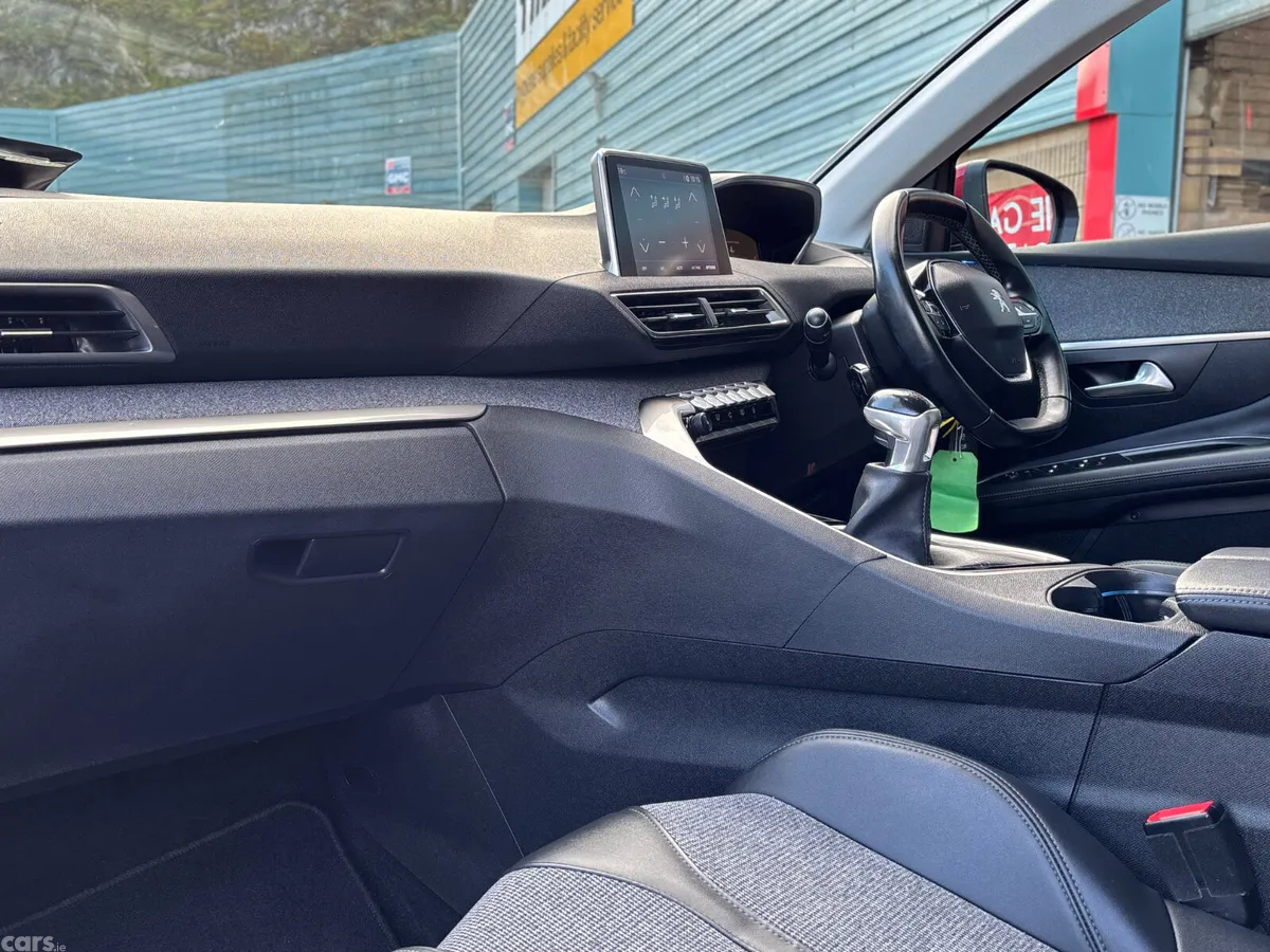 Peugeot 3008 MPV, Petrol, 2019, Red