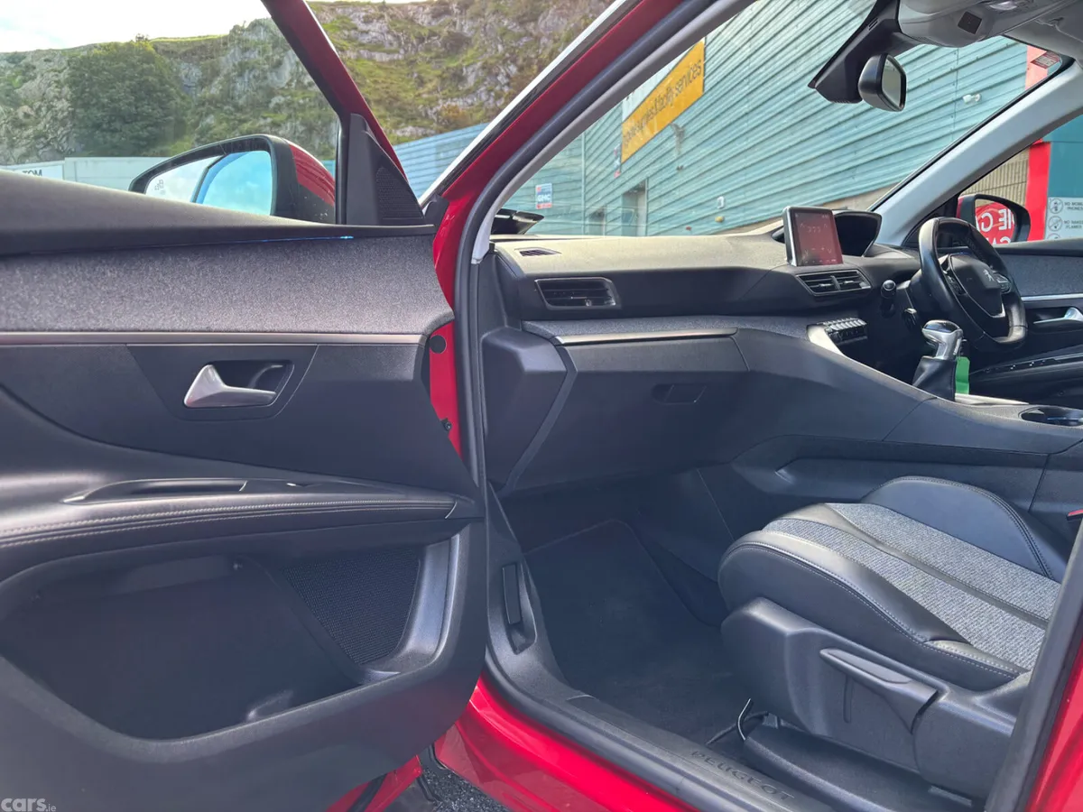 Peugeot 3008 MPV, Petrol, 2019, Red
