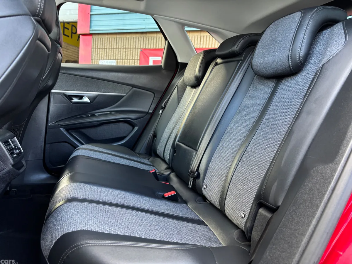 Peugeot 3008 MPV, Petrol, 2019, Red