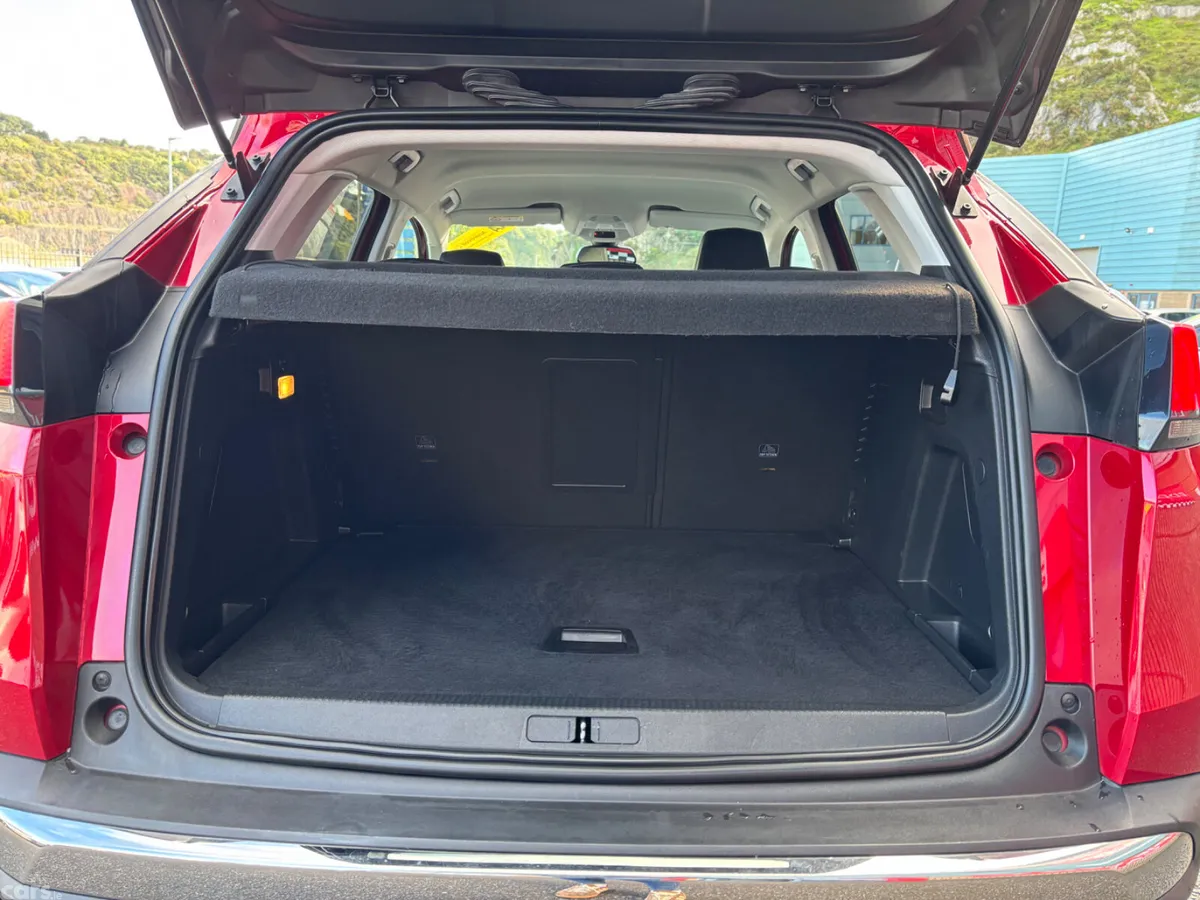 Peugeot 3008 MPV, Petrol, 2019, Red