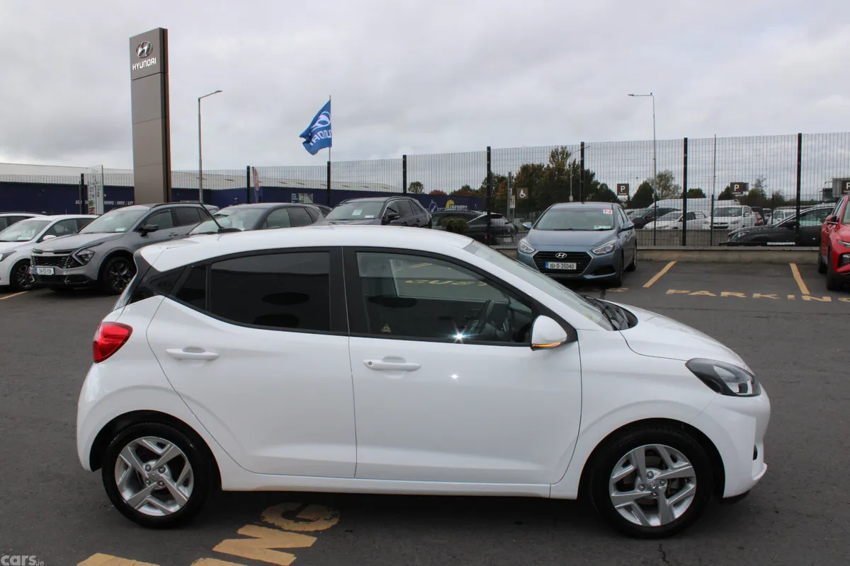 Hyundai i10 Hatchback, Petrol, 2023, White