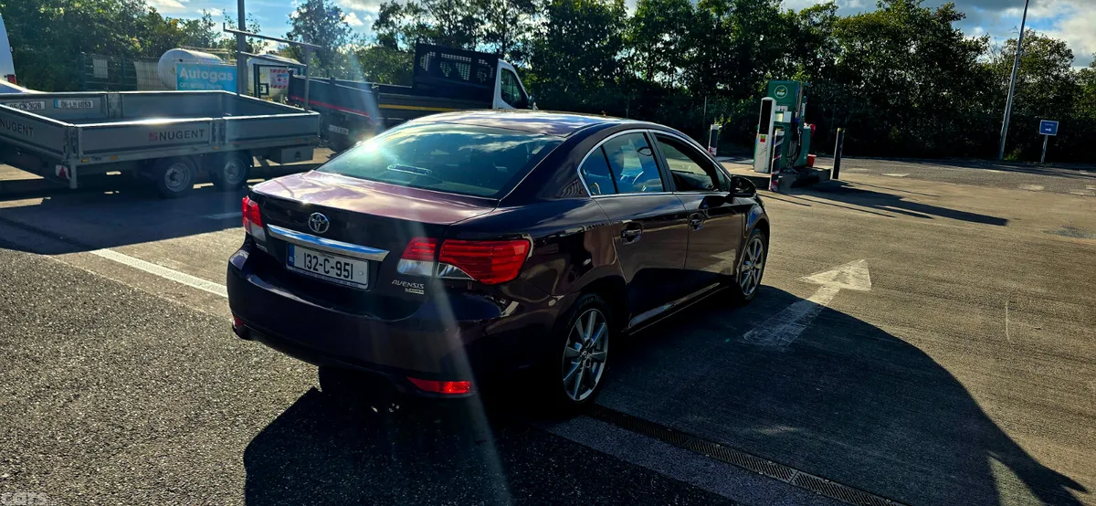 Toyota Avensis Saloon, Diesel, 2013, Red