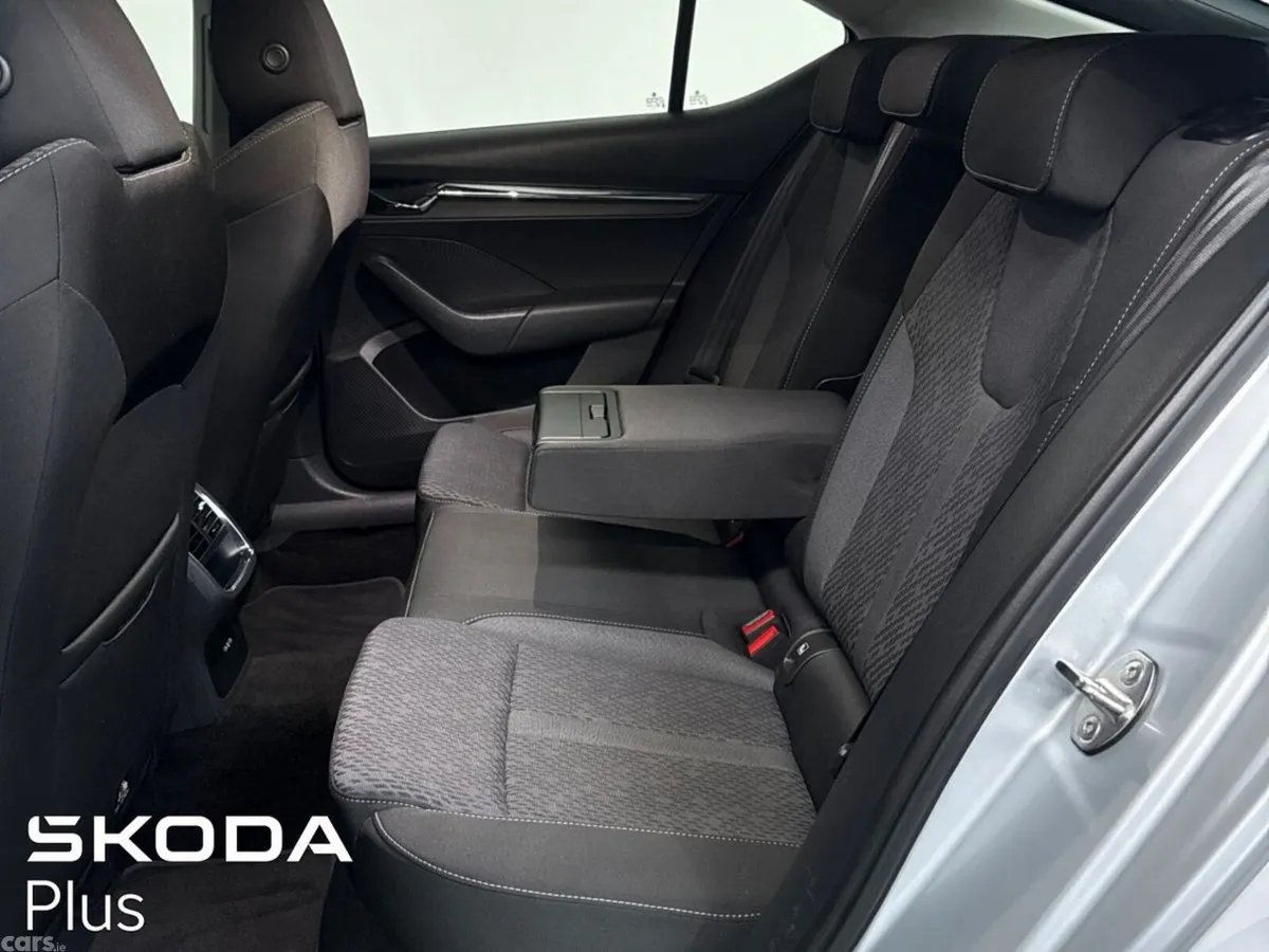 Skoda Octavia Saloon, Diesel, 2023, Silver