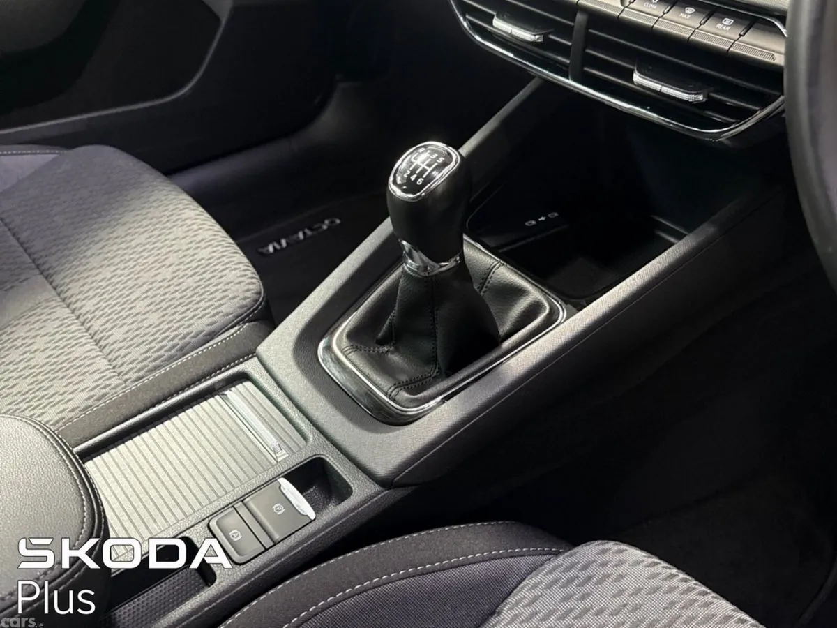 Skoda Octavia Saloon, Diesel, 2023, Silver