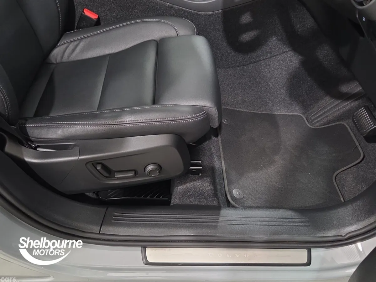 Volvo XC40 SUV, Petrol, 2025, Grey