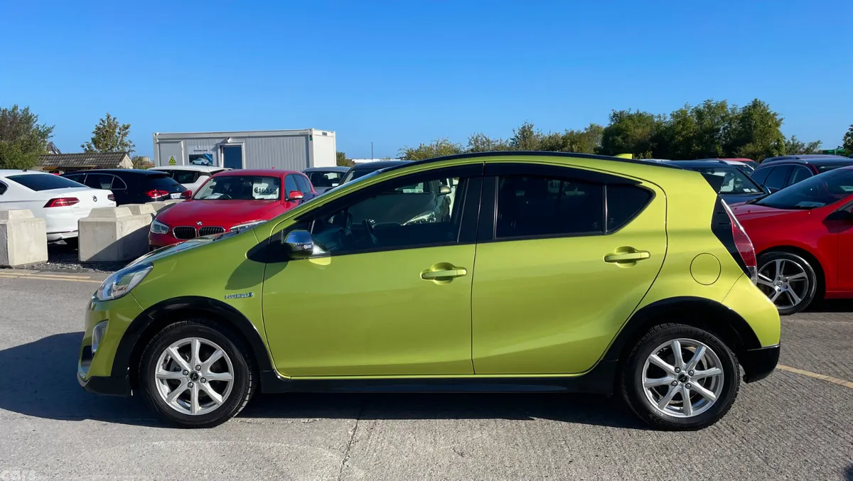 Toyota Aqua Hatchback, Petrol Hybrid, 2017, Green